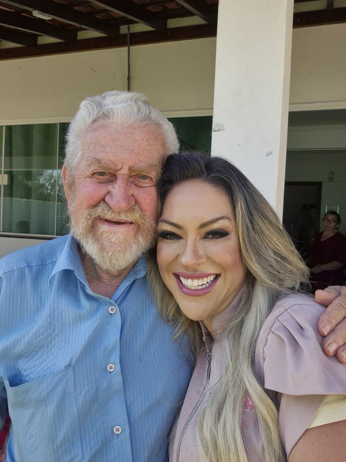 Residente sorrindo abraçado com a fundadora do Novo Lar