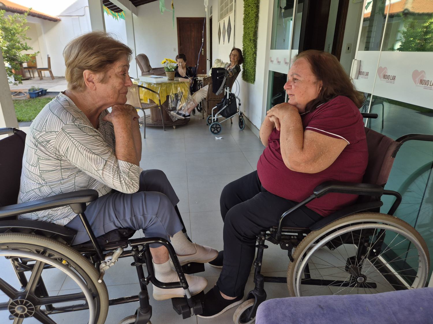 Duas residentes conversando na varanda