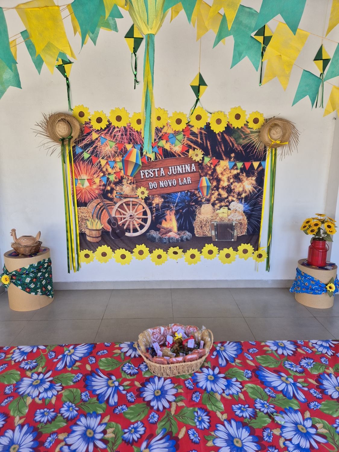 Decoração de festa junina do Novo Lar com girassóis e bandeirinhas