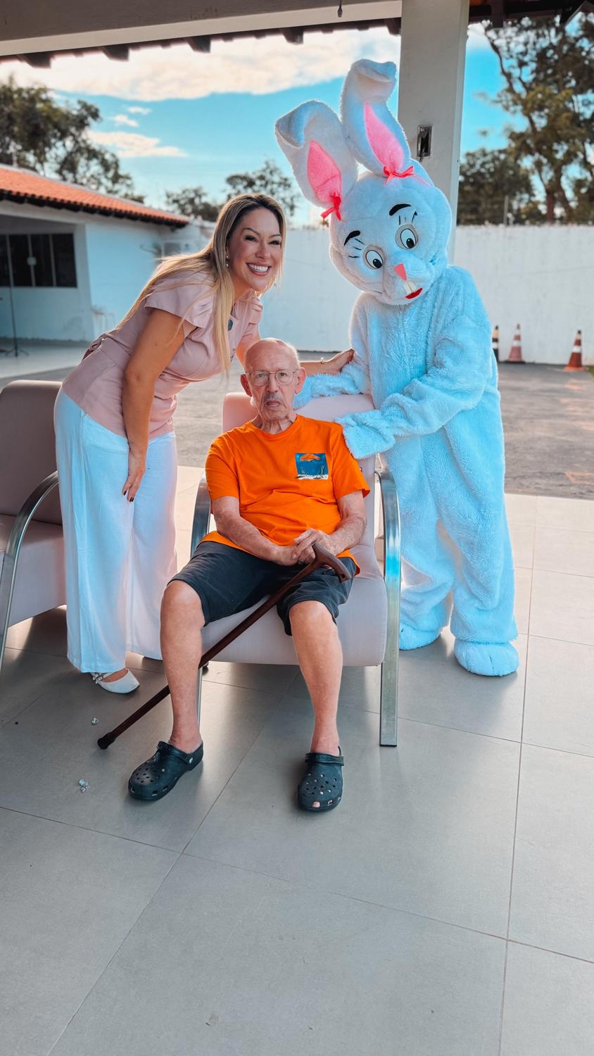 Residente recebendo visita do coelho da Páscoa na varanda